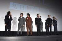 「火花」初日舞台挨拶の様子。