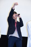 「待たせたな会場のモルモットども！」と叫ぶ岩永徹也。