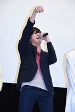 「待たせたな会場のモルモットども！」と叫ぶ岩永徹也。