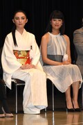 左から田中麗奈、石橋静河。