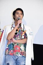 「約1カ月ぶりに白衣に袖を通して……あ、袖を通してはいないんですけど。肩にかけてるだけです」と笑いを起こす小野塚勇人。