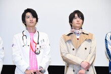 左から飯島寛騎、犬飼貴丈。