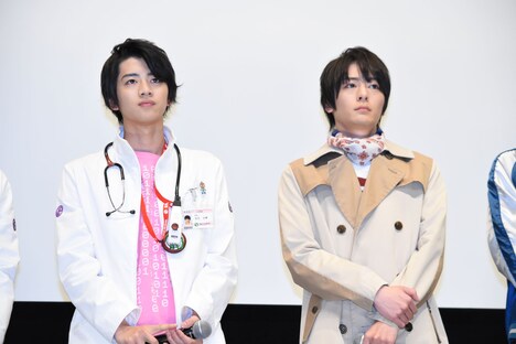 左から飯島寛騎、犬飼貴丈。