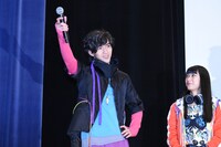 ファンと一緒に「俺の心をたぎらせるな！」と決めゼリフを放った甲斐翔真（左）。