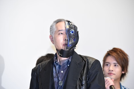 大槻ケンヂ(中央)