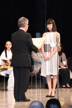 石橋静河（右）