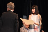 石橋静河（右）