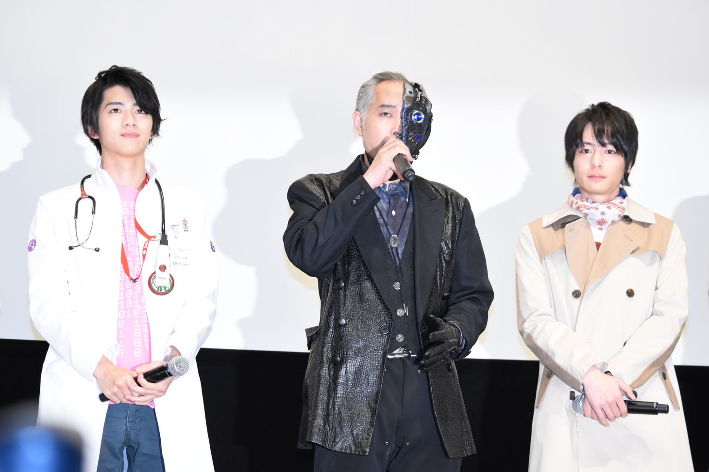 左から飯島寛騎、大槻ケンヂ、犬飼貴丈。