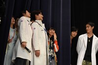 福士蒼汰のビデオメッセージを観るため移動したエグゼイドチーム。