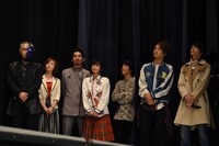 福士蒼汰のビデオメッセージを観るため移動したビルドチーム。