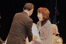 贈呈品の1つであるお米「ふっくりんこ」に感激する吉行和子。