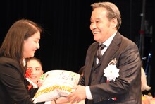 西田敏行（右）