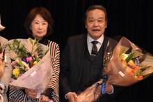 左から吉行和子、西田敏行。