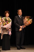 左から吉行和子、西田敏行。