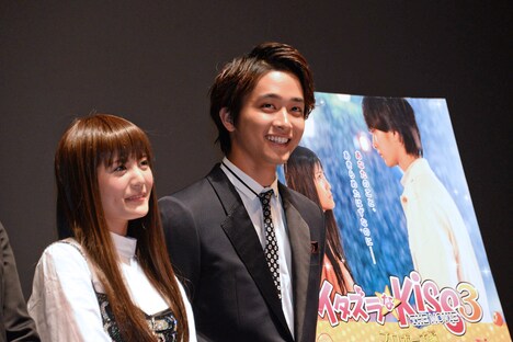 左から美沙玲奈、佐藤寛太。