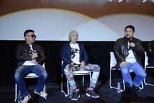 左から虚淵玄、静野孔文、瀬下寛之。