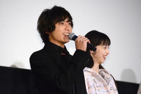 左から小関裕太、中条あやみ。