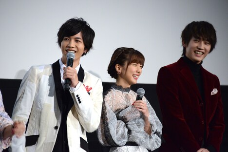 左から志尊淳、真野恵里菜、杉野遥亮。