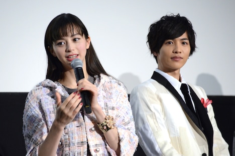 左から中条あやみ、志尊淳。