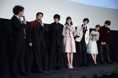 左から三木康一郎、磯村勇斗、小関裕太、中条あやみ、志尊淳、真野恵里菜、杉野遥亮。