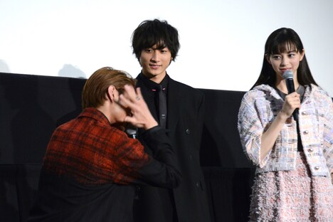 一発芸を披露する磯村勇斗。