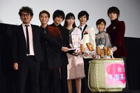 「覆面系ノイズ」初日舞台挨拶の様子。左から三木康一郎、磯村勇斗、小関裕太、中条あやみ、志尊淳、真野恵里菜、杉野遥亮。