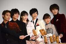 左から磯村勇斗、小関裕太、中条あやみ、志尊淳、真野恵里菜、杉野遥亮。