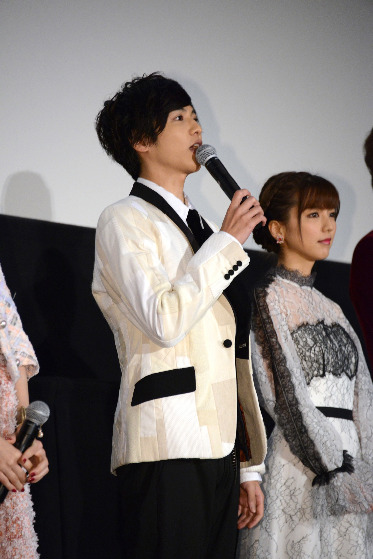 左から志尊淳、真野恵里菜。
