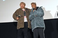 LIKIYAのモノマネをするNAOTO（左）。