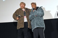 LIKIYAのモノマネをするNAOTO（左）。