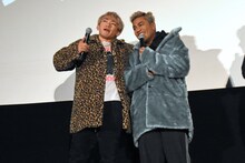 LIKIYAのモノマネをするNAOTO（左）。