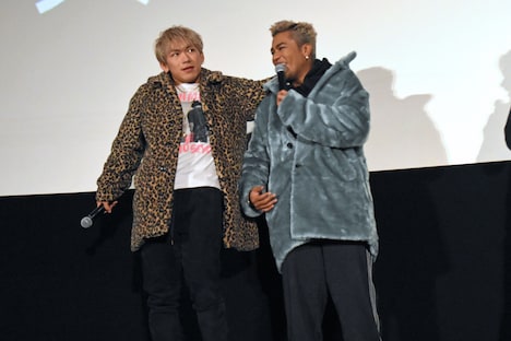 LIKIYAのモノマネをするNAOTO（左）。