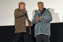 左からNAOTO、ELLY。