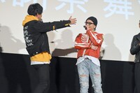 「登坂さんがガッサーって持っていくじゃないですか！」と話す山下健二郎（左）。