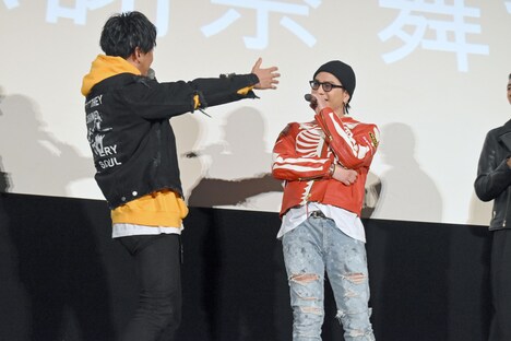 「登坂さんがガッサーって持っていくじゃないですか！」と話す山下健二郎（左）。