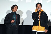 左から佐藤寛太、山下健二郎。