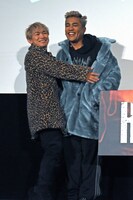 ELLYに抱きつくNAOTO（左）。