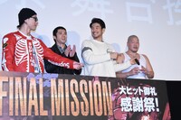 一ノ瀬ワタル（右端）にマイクを渡す登坂広臣（左端）。