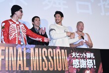 一ノ瀬ワタル（右端）にマイクを渡す登坂広臣（左端）。