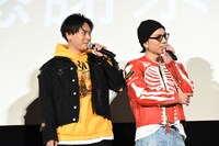 鬼邪高にトークの順番を譲る山下健二郎と登坂広臣。