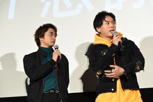 左から佐藤寛太、山下健二郎。