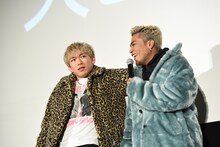 ディディーのディクシーの抱き方を真似するNAOTOとELLY。