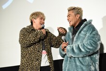 左からNAOTO、ELLY。