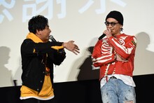 「ガッサーッといいところ持っていくじゃないですか」と登坂広臣（右）に突っ込む山下健二郎（左）。