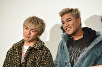 左からNAOTO、ELLY。