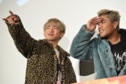 ライブビューイングのカメラを探すNAOTO、ELLY。