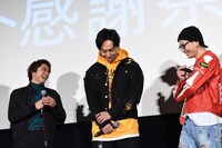 鬼邪高メンバーのやり取りに笑う佐藤寛太、山下健二郎、登坂広臣。