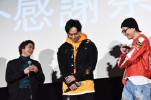 鬼邪高メンバーのやり取りに笑う佐藤寛太、山下健二郎、登坂広臣。