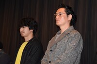 左から瑛太、井浦新。