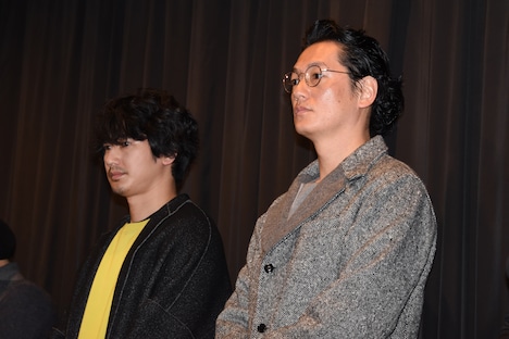 左から瑛太、井浦新。